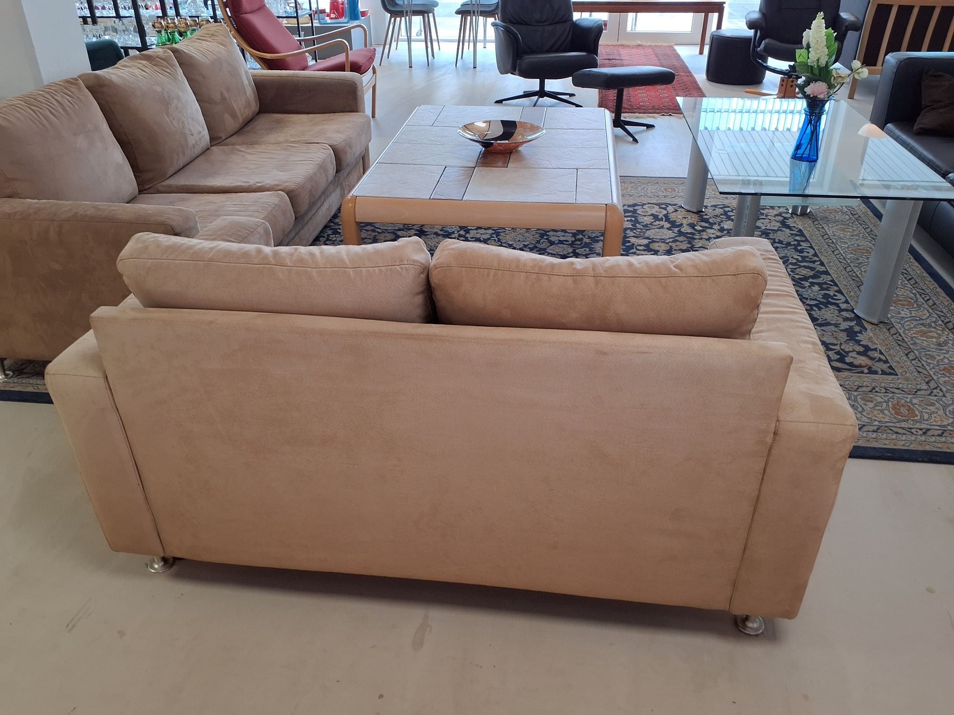 2 pers. Sofa med fløjsblød materiale